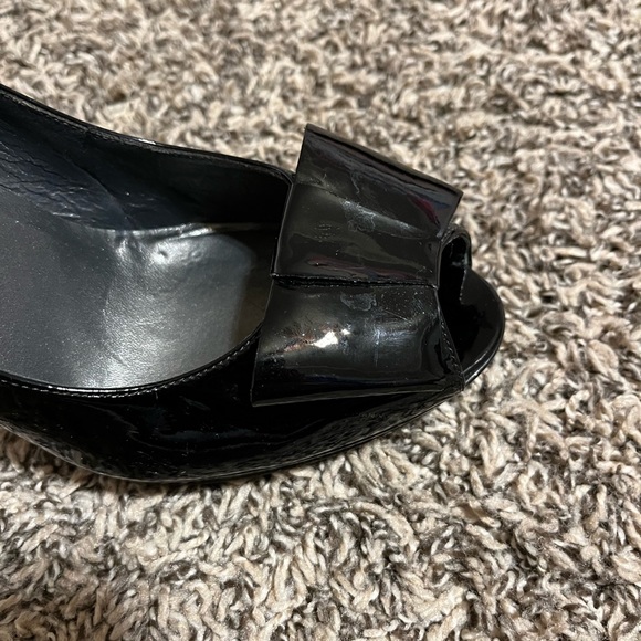 Stuart Weitzman black, open toed, patent leather high heels, with bow - Picture 3 of 5